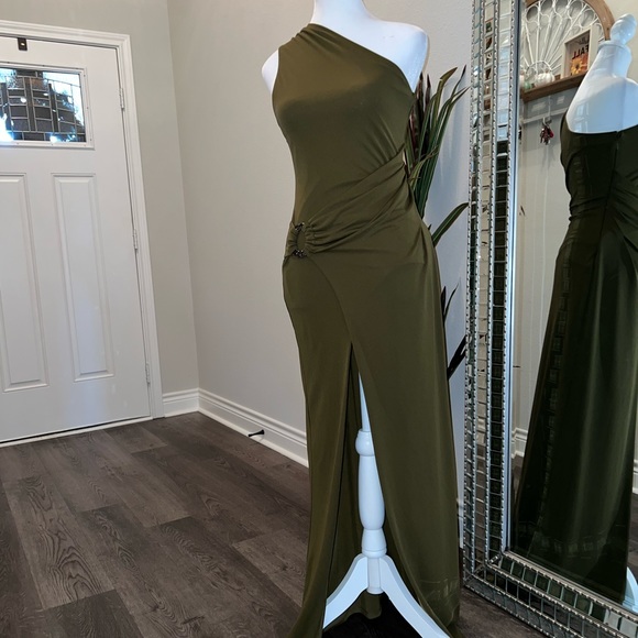 DUNDAS x REVOLVE Crawford Maxi Dress in Khaki Green - Picture 8 of 14